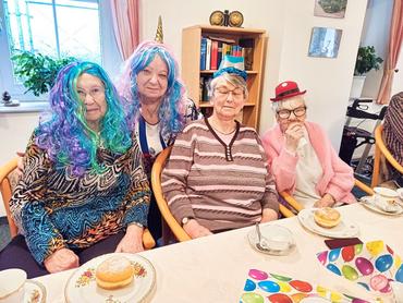 Auf dem Bild sieht man das bunte Faschingsfest.