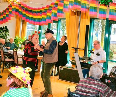 Auf diesem Bild sieht man, wie Fasching gefeiert wird.