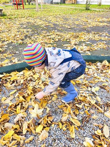 Auf dem Bild sieht man, wie die Kinder draußen spielen.