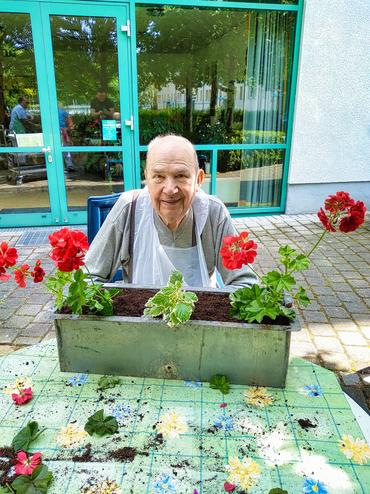 Älterer Herr aus dem Heim