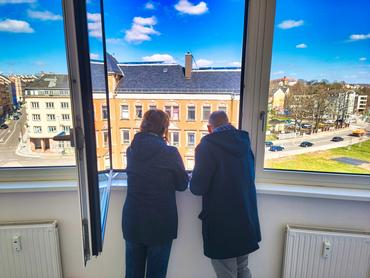 Auf diesem Bild sieht man den Umzug ins Steinhaus