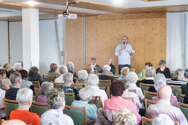 Auf diesem Bild wird Frau Weinhold geehrt.