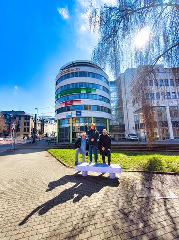 Auf diesem Bild sieht man den Umzug ins Steinhaus