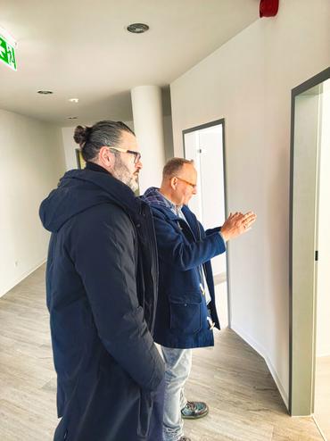 Auf diesem Bild sieht man den Umzug ins Steinhaus