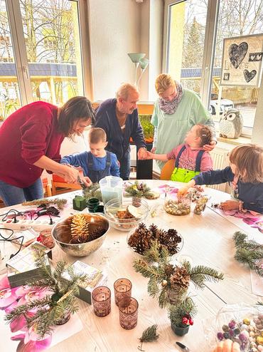 Auf diesem Bild kann man die Gäste unserer Weihnanchtsfeier sehen. Die Stimmung ist festlich und der generationsübergreifende Aspekt besonders gut zu erkennen.