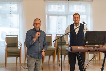 Auf diesem Bild ist das festliche Weihnachtsessen und die Gäste zu sehen.