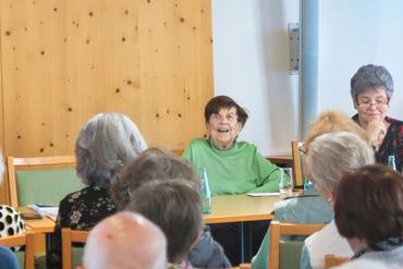 Auf diesem Bild wird Frau Weinhold geehrt.