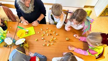 Auf diesem Bild sieht man das bunte Faschingsfest.