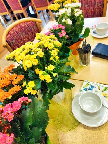 Auf diesem Bild sieht man ein Blumengedeck.