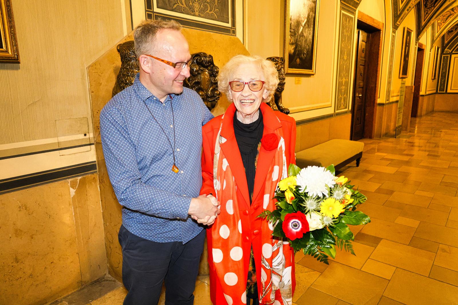 Auf diesem Bild sieht man, wie Frau Kraus geehrt wird.