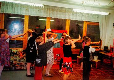 Auf diesem historischen Foto sind einige Kinder beim Spielen zu beobachten. Die Stimmung ist positiv.