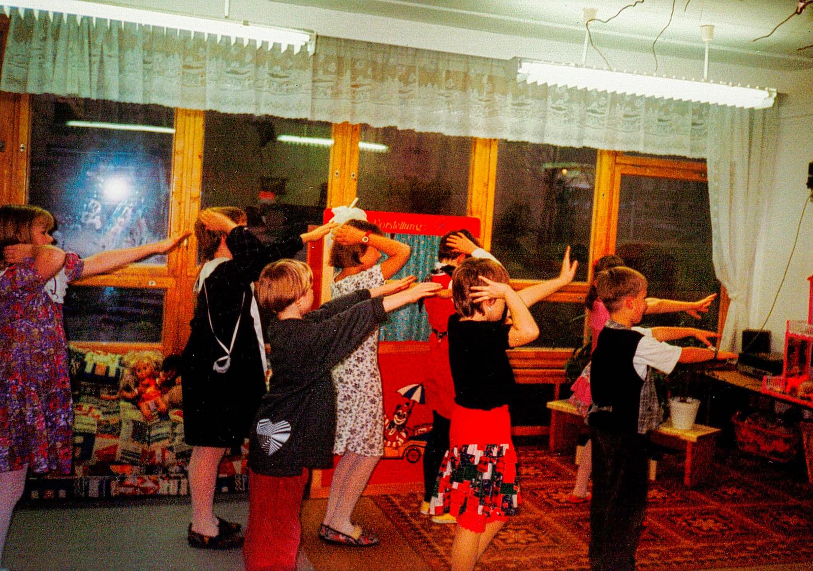 Auf diesem historischen Foto sind einige Kinder beim Spielen zu beobachten. Die Stimmung ist positiv.