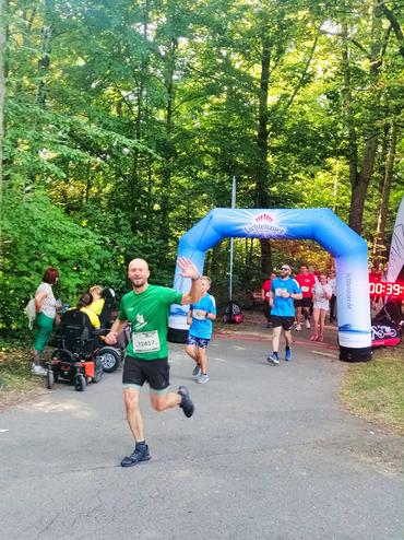 Auf diesem Bild ist ein Teilnehmer des laufes zu sehen.