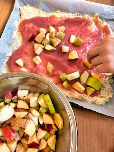 Auf deisem Bild sieht man, wie der Apfelkuchen zubereitet wird.