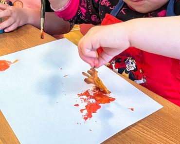 Auf diesem Bild sieht man, wie eines der Kinder den Blätterdruck anwendet.