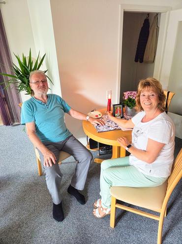 Auf diesem Bild ist Frau Domartaius und Herr Meinhold zu sehen.