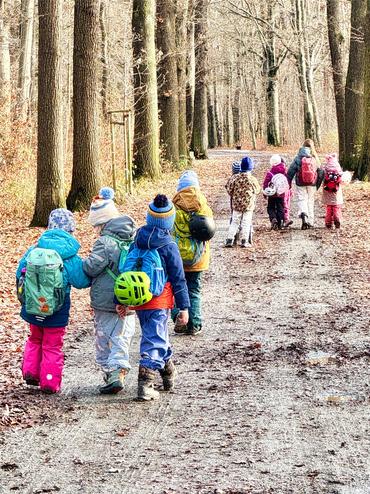 Auf dem Bild sind die Kinder auf der Wanderung zu sehen.