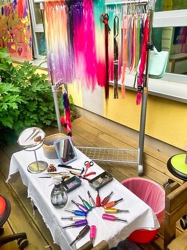 Auf diesem Bild sind viele Künstleriche Darstellungen zu sehen.