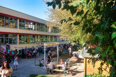 Auf diesem Bild ist die schön geschmückte KITA zu sehen.