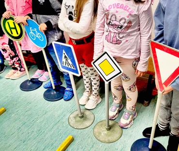 Auf dem Bild sieht man die Kinder beim Fahrradtraining.