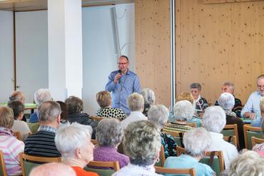 Auf diesem Bild wird Frau Weinhold geehrt.