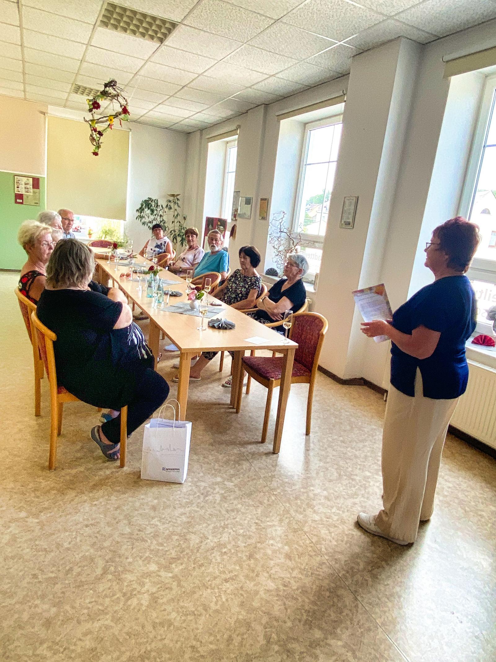 Auf dem Bild ist Frau Radke vor Publikum zu sehen. Sie hält ihren Vortrag über die Speisekarten.