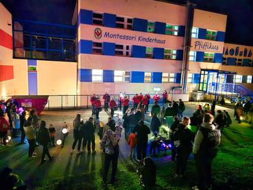 Auf diesem Bild ist die Veranstaltung in Szene gesetzt.