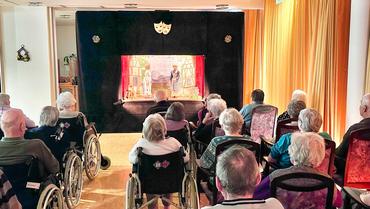 Auf dem Bild ist das Puppentheater zu sehen.