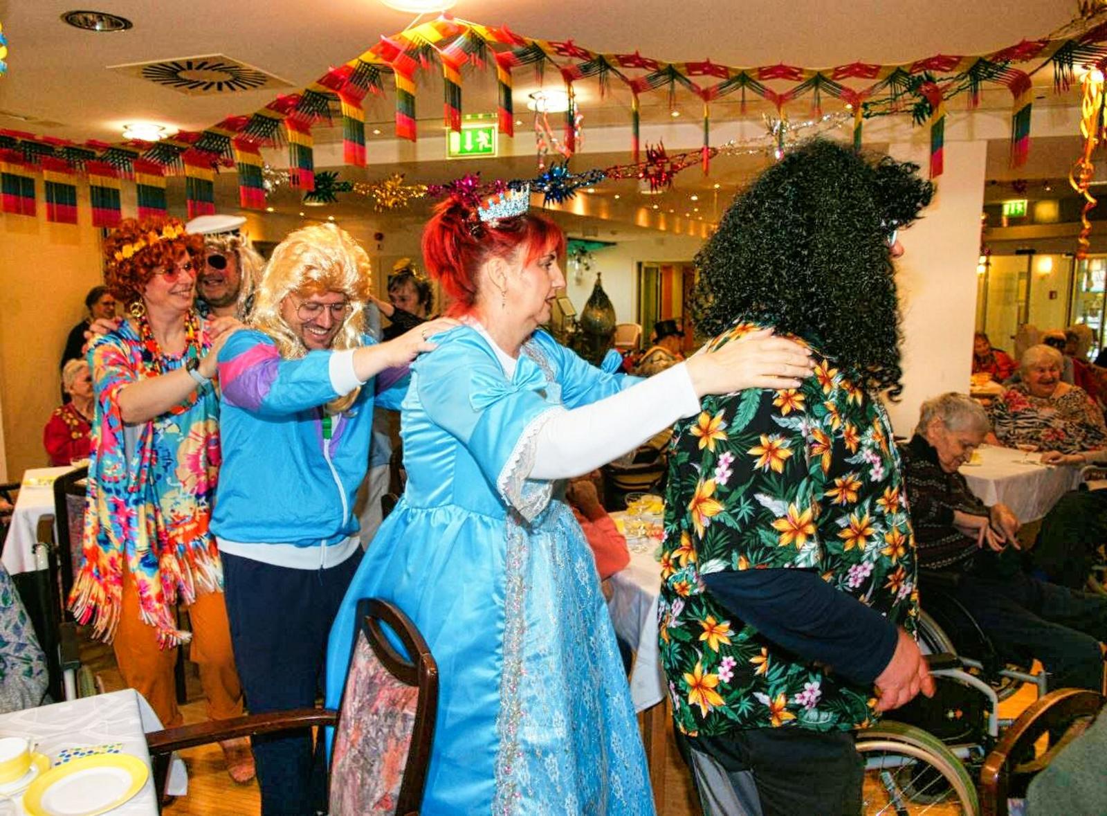 Auf diesem Bild sieht man, wie Fasching gefeiert wird.