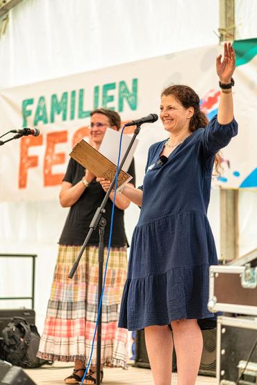 Auf diesem Bild ist Frau Melanie Tuchscheerer im Vordergrund zu sehen. Sie hält gerade ihre Rede.