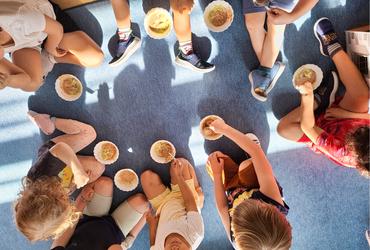 Auf diesem Bild sieht man unsere Sonnenbergstrolche wie sie das Eis essen.