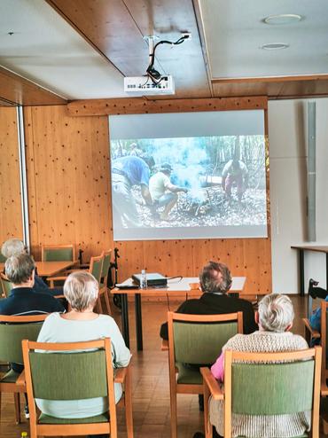 Auf diesem Bild sieht man, wie Frau Herberger ihren tollen Bericht hält.