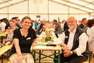 Auf diesem Bild sind Ulrike Ullrich und Andreas Lassek im Voordergrund zu sehen. Beide lächeln in die Kamera.