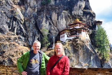 Andre Carlowitz mit Einheimischen in Fernost.