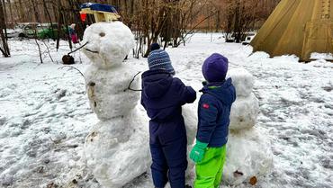 Auf diesem Bild sieht man die Kinder, wie Sie Schneeskulpturen Bauen.