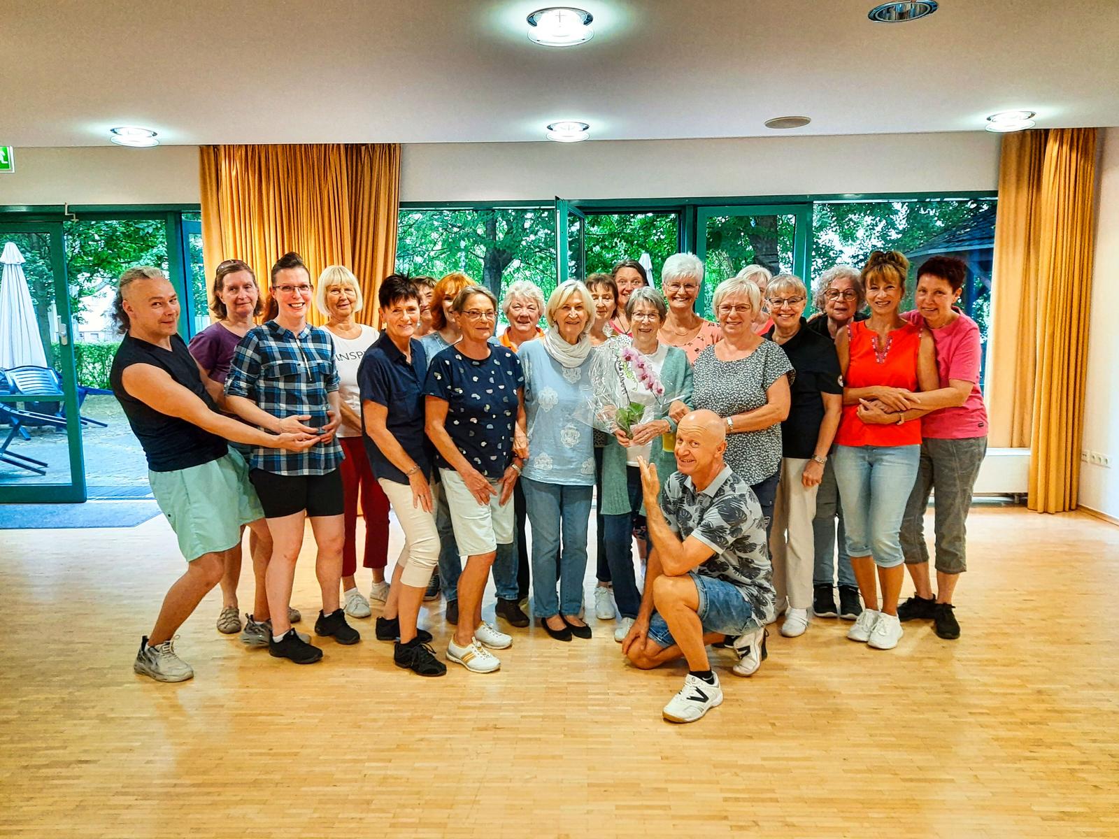 Auf diesem Bild ist die gesamte Interessengruppe der Line Dancer zu sehen. Mitten drin mit Blumen in der Hand befindet sich das Geburtstagskind.