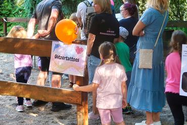 Auf deiesem Bild sind einige Besucher bei Kinderschminken zu Gast.
