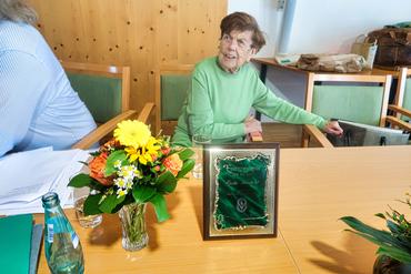 Auf diesem Bild wird Frau Weinhold geehrt.